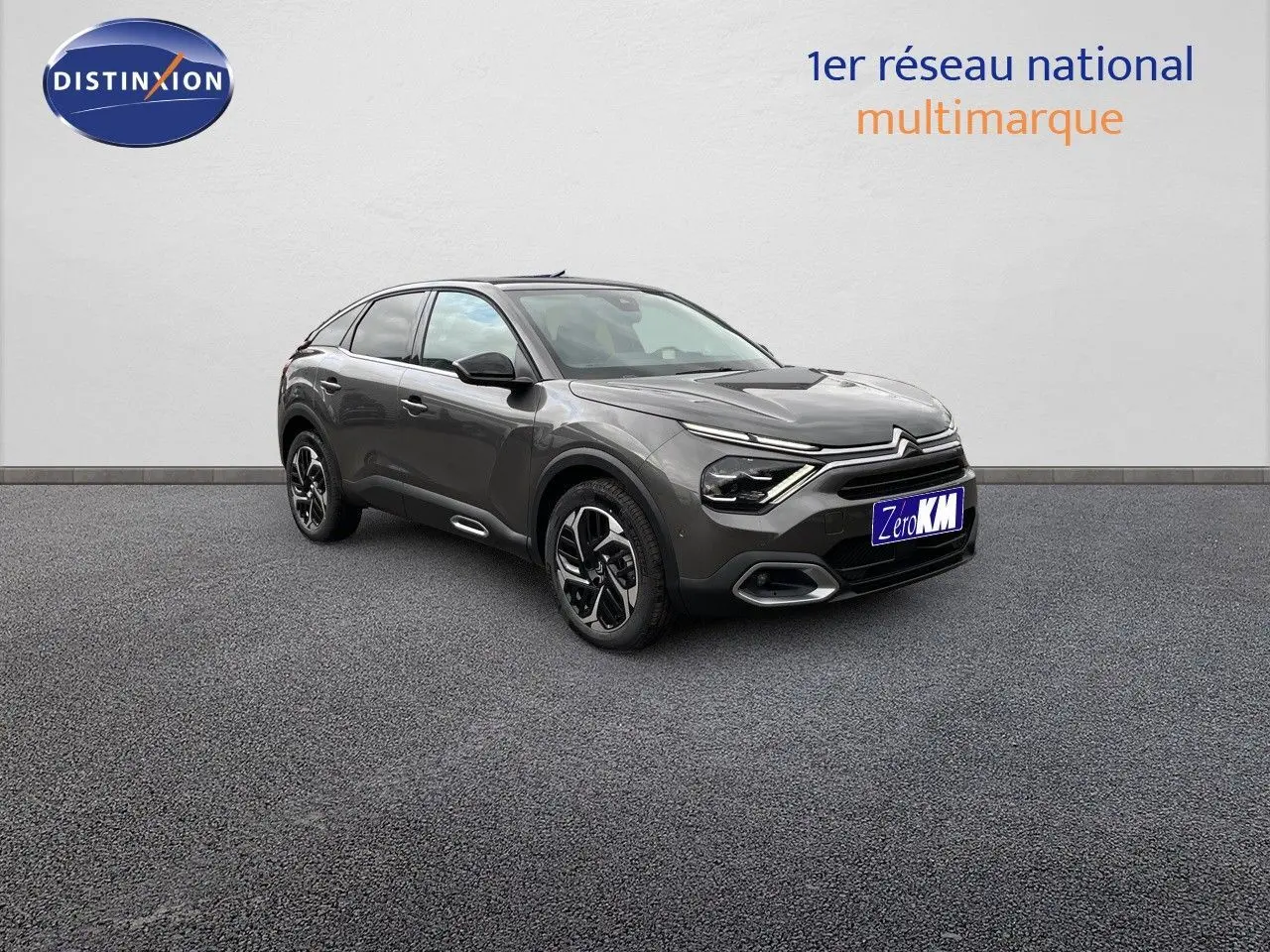 Citroën C4 gris platinium métal vue 3/4 avant droit, avec feux LED et jantes bi-ton distinctives.