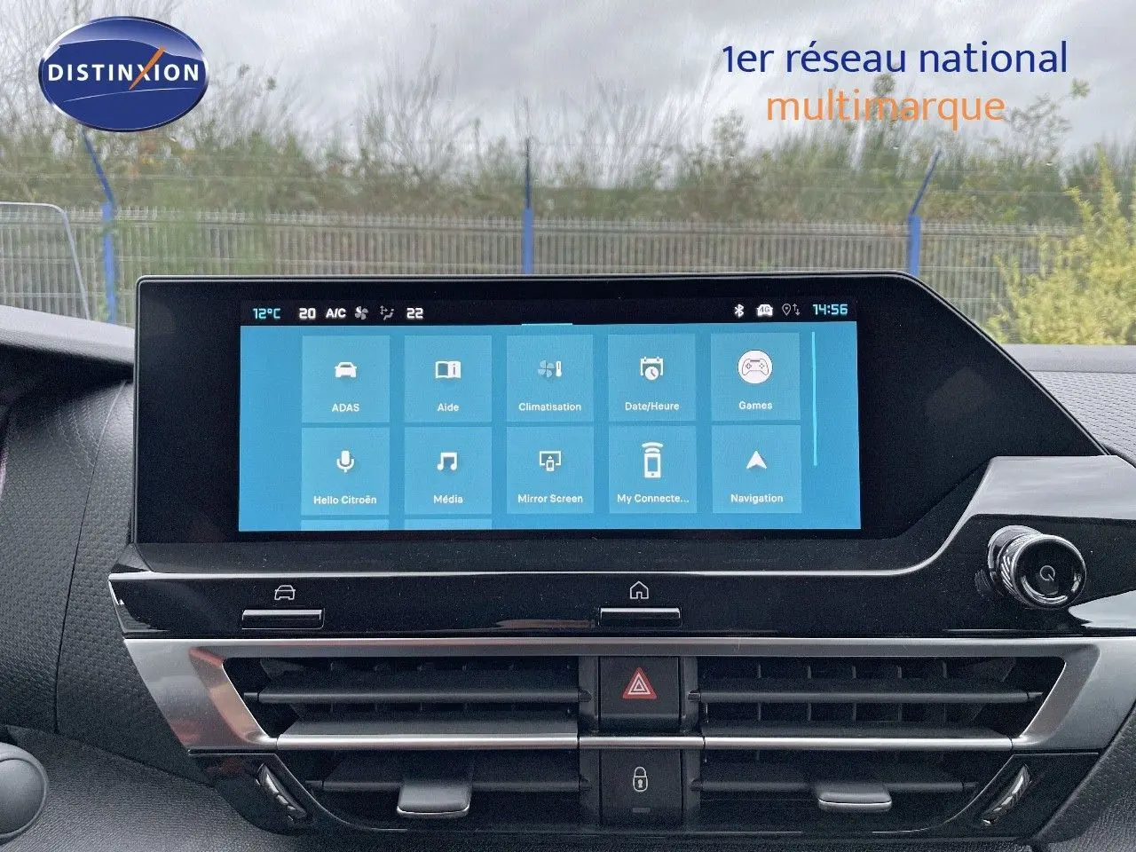 Écran tactile central affichant les options multimédia et climatisation dans le tableau de bord d'une Citroën C4 2024.