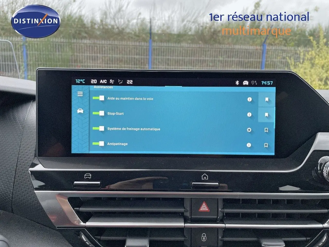 Écran tactile central affichant les aides à la conduite dans l'habitacle d'une Citroën C4 gris platinium 2024.