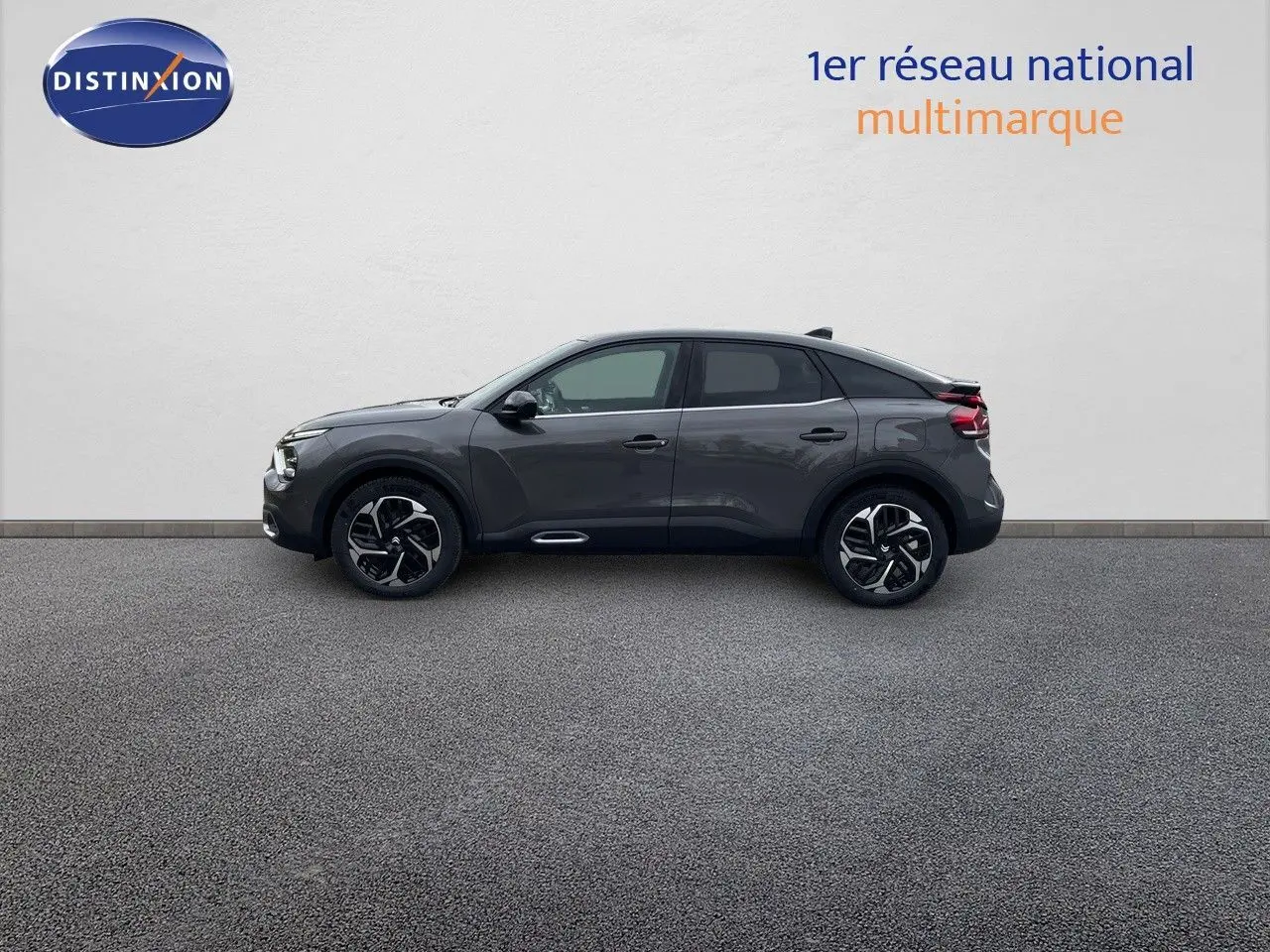 Profil droit d'une Citroën C4 2024 gris platinium métal avec jantes bi-ton et lignes fluides modernes.