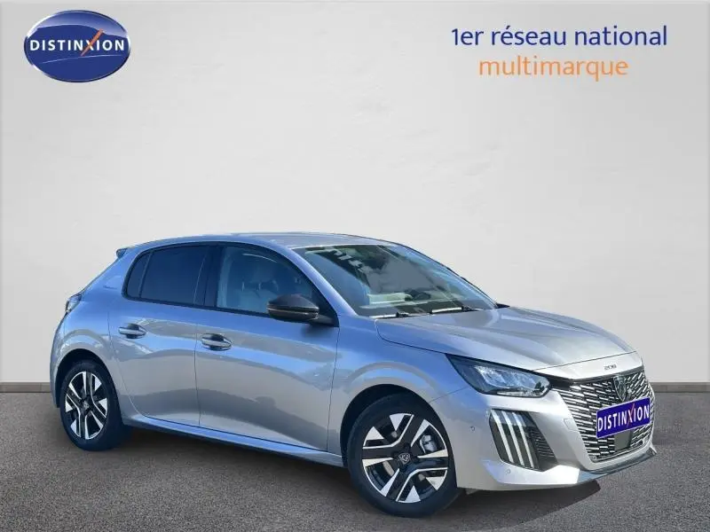 Peugeot 208 gris en vue 3/4 avant droit, avec calandre distinctive et jantes alliage modernes.