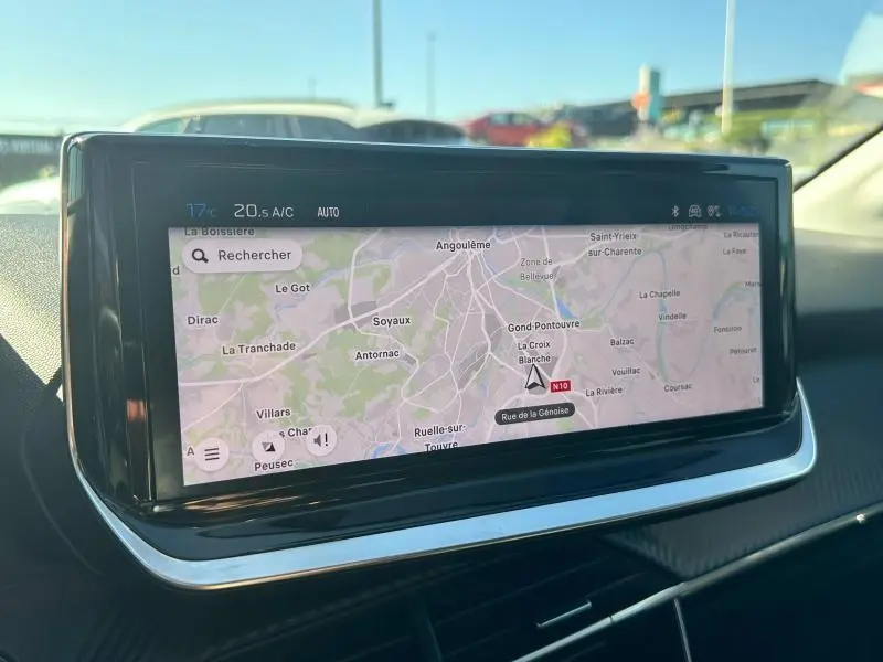Écran tactile du système de navigation du Peugeot 208 1.2 100ch Allure 2024 montrant une carte routière détaillée.