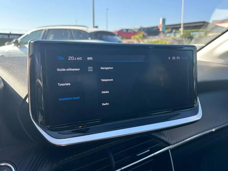 Écran tactile central du tableau de bord de la Peugeot 208 1.2 100ch Allure, affichant les options de navigation et média.
