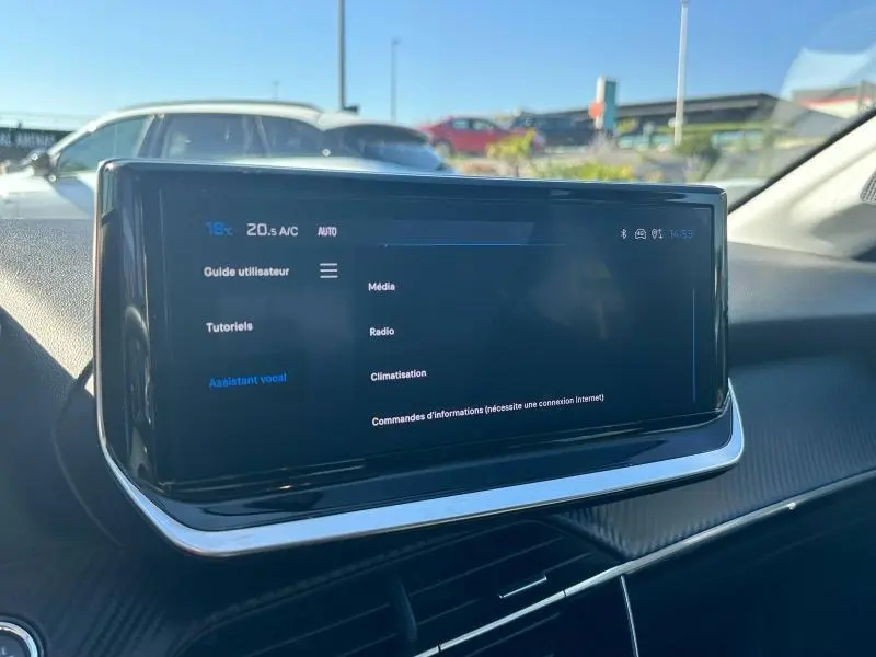 Écran tactile central du tableau de bord de la Peugeot 208 2024, version Allure, avec interface multimédia affichée.