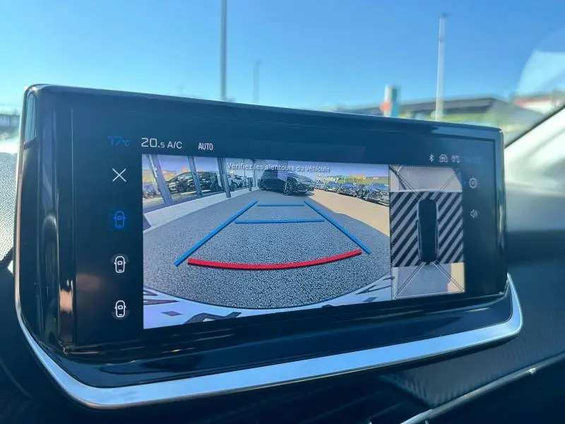 Écran multimédia du Peugeot 208 1.2 100ch Allure montrant la caméra de recul avec vue arrière et aide au stationnement.