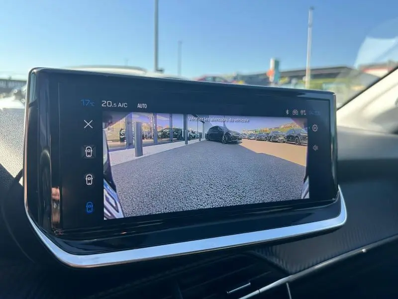 Écran tactile intérieur montrant la caméra de recul d'une Peugeot 208 gris 1.2 100ch S&S Allure 2024.