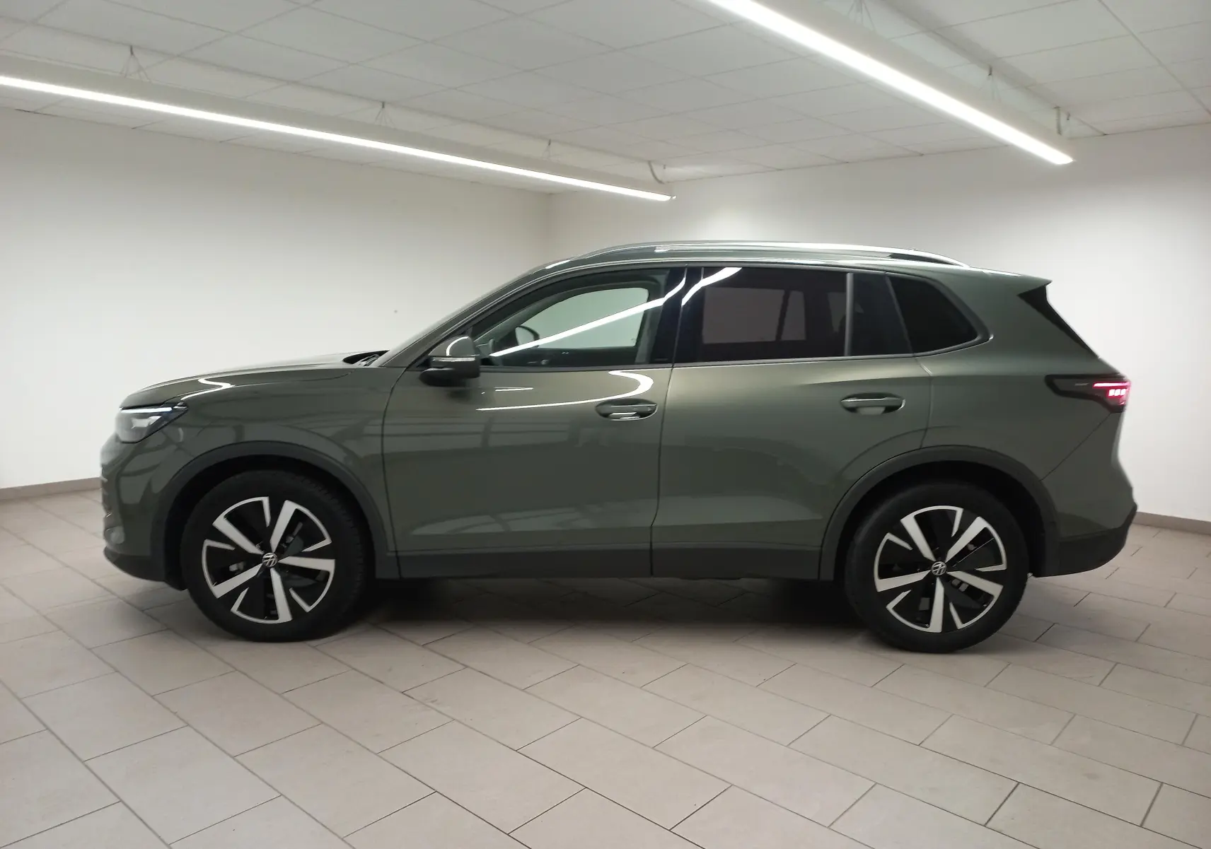 Volkswagen Tiguan 2025 vert Cipressino, vue profil côté gauche, jantes alliage noir brillant Catania 19 pouces.