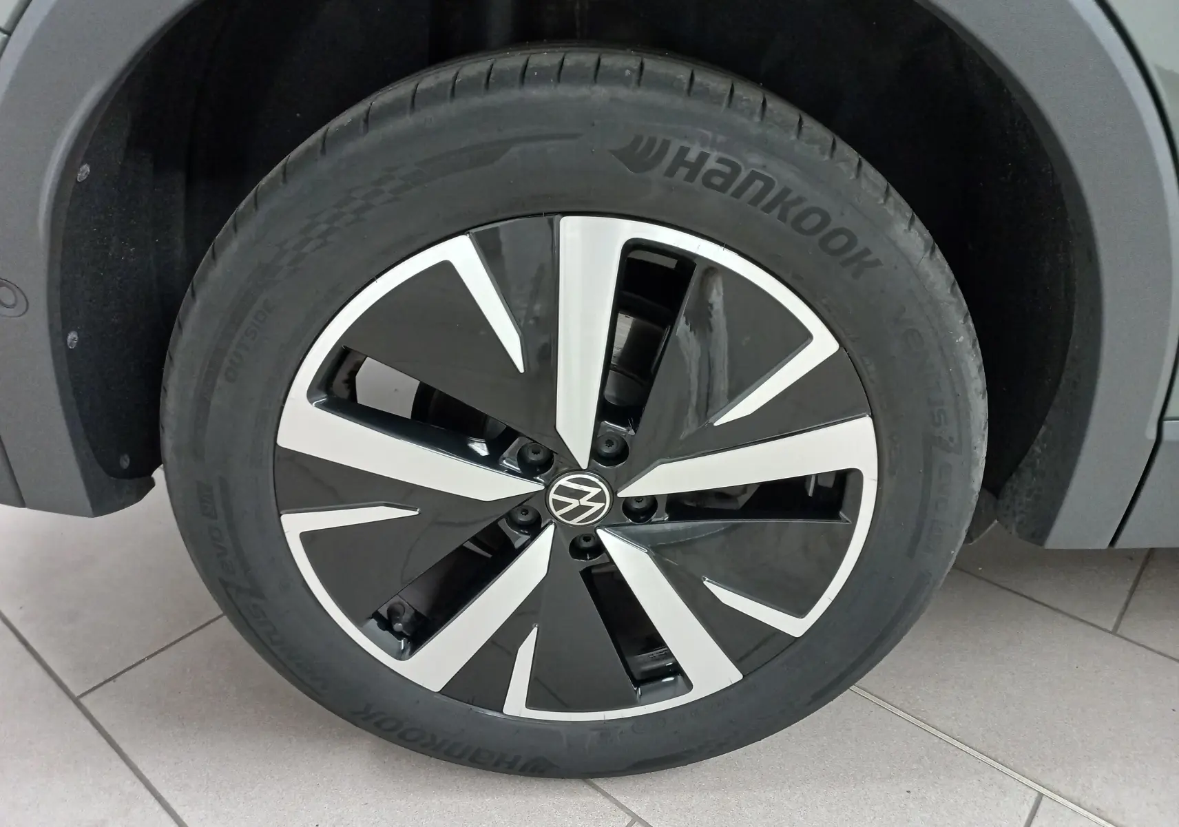 Gros plan sur la jante en alliage noir et argentée « Catania » du Volkswagen Tiguan 2025 Vert Cipressino.