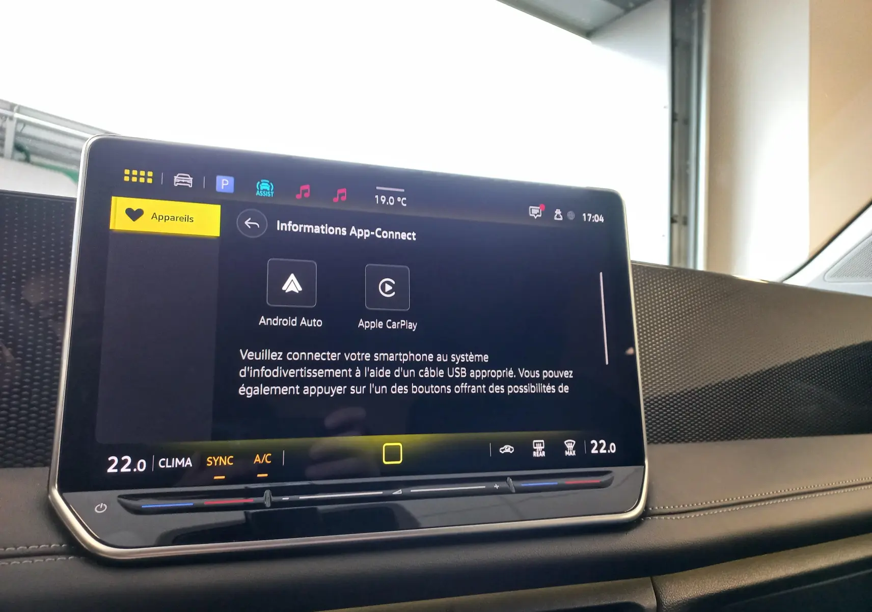 Écran tactile central du Volkswagen Tiguan 2025 affichant les options Android Auto et Apple CarPlay dans un intérieur moderne.