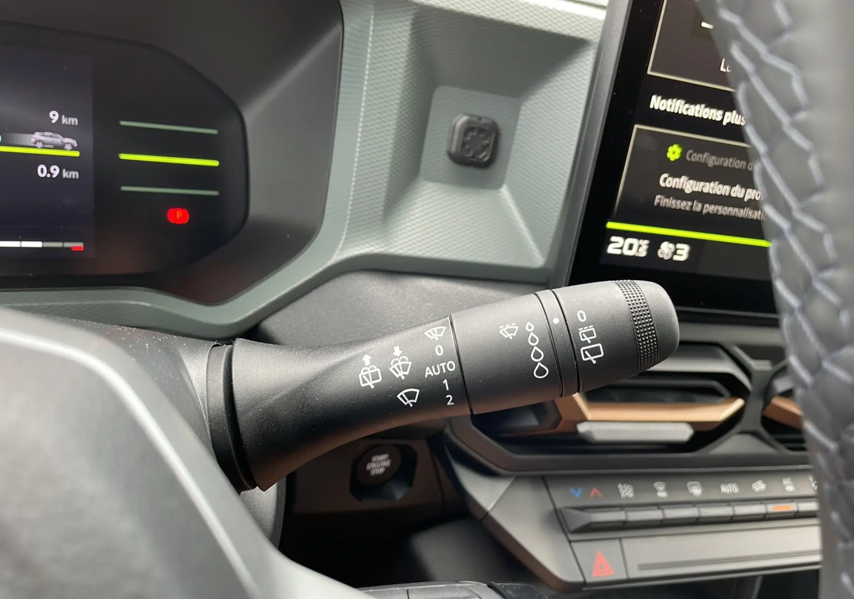 Gros plan sur la commande d’essuie-glace côté gauche du tableau de bord du Dacia Duster 2025, intérieur noir.