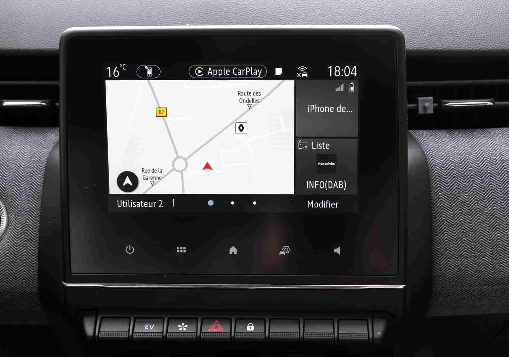Écran tactile central de la Renault Clio V hybride 2025, affichant la navigation avec Apple CarPlay.