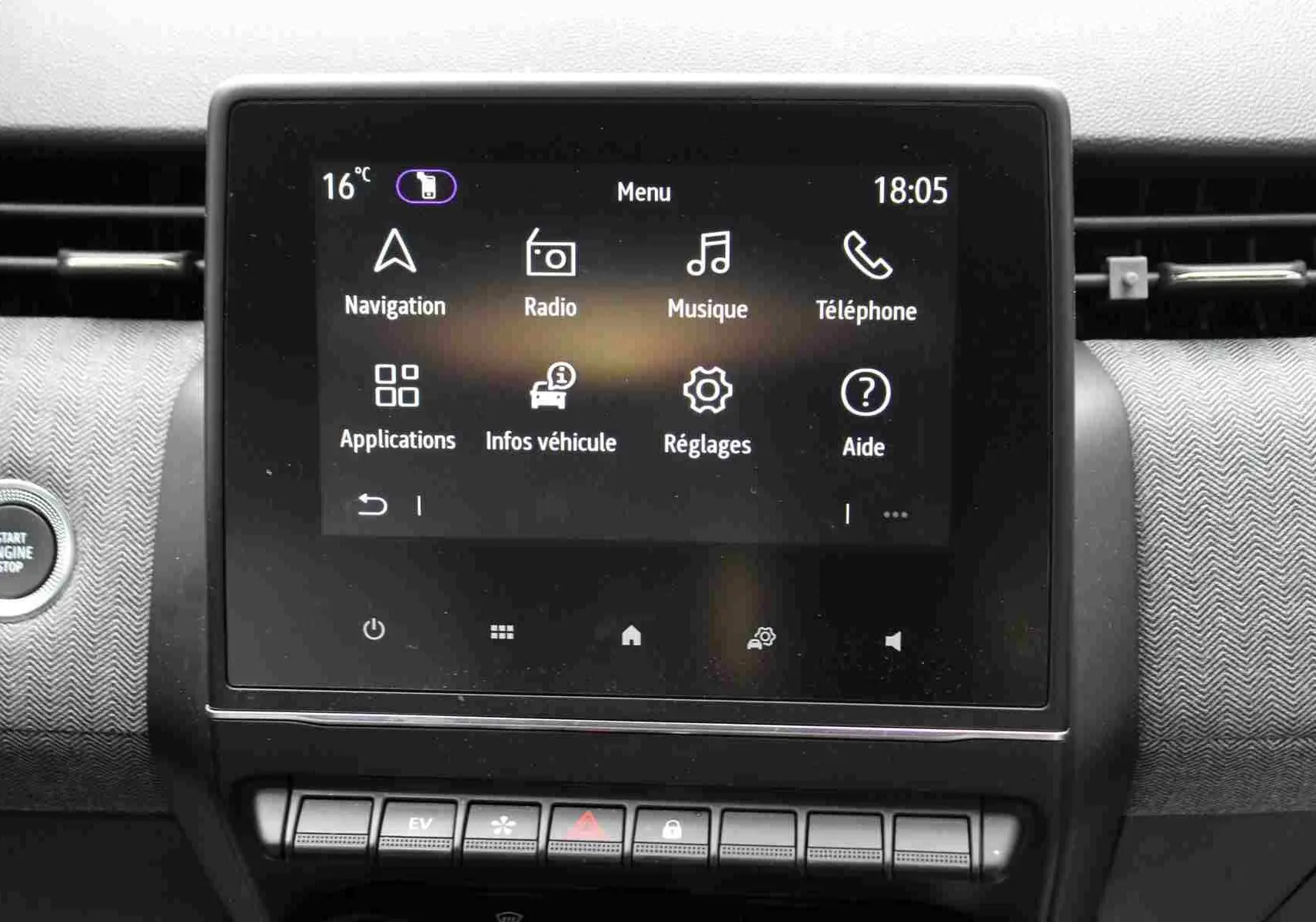 Écran tactile central de la Renault Clio 2025 affichant le menu principal avec options de navigation, radio et téléphone.