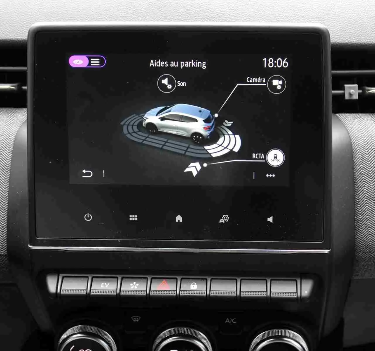 Écran tactile intérieur montrant l'aide au parking avec une voiture blanche vue de dessus en 3D sur Renault Clio 2025.
