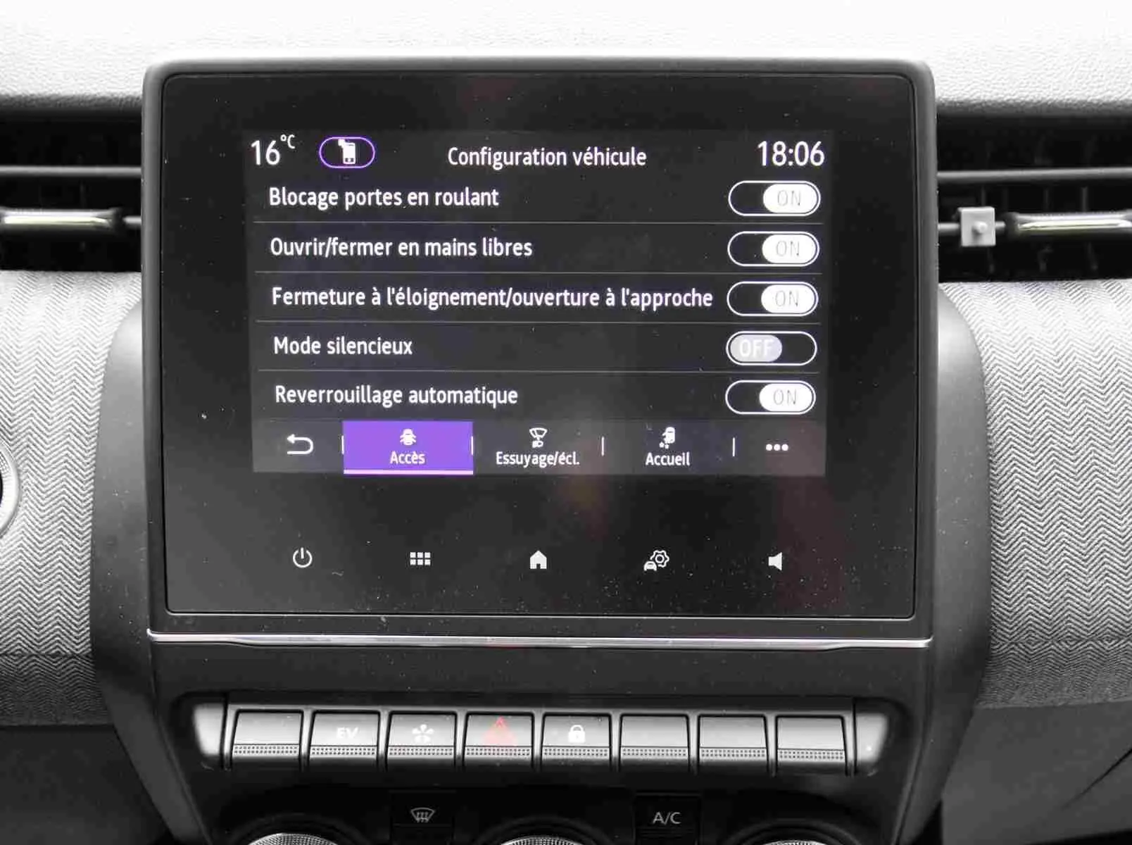 Gros plan sur l'écran tactile central de la Renault Clio 2025, affichant les réglages de configuration véhicule.
