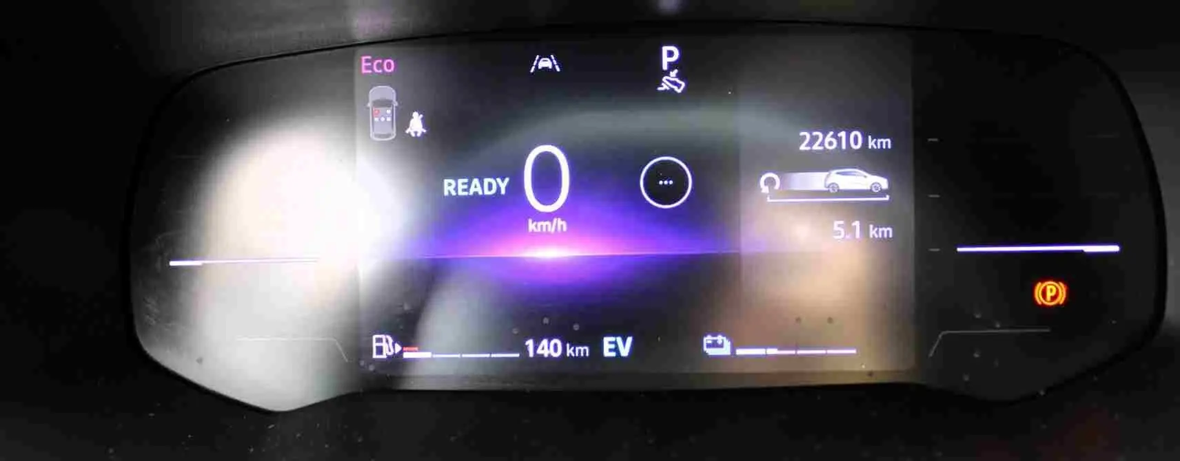 Vue rapprochée du tableau de bord numérique de la Renault Clio hybride noire, affichant 0 km/h et 22 610 km au compteur.