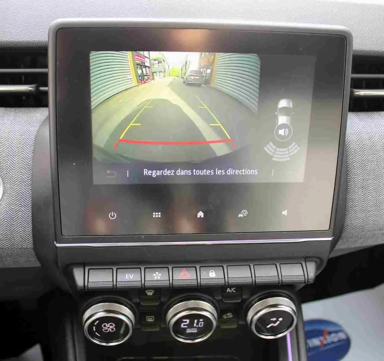 Vue intérieure de l'écran central de la Renault Clio 2025 affichant la caméra de recul avec repères de stationnement.
