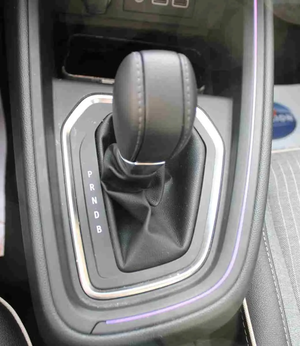 Le levier de vitesses automatique noir de la Renault Clio V 1.6 e-TECH hybride, vu en gros plan intérieur.