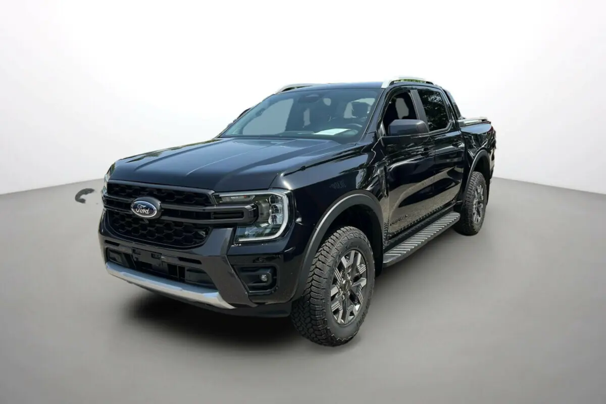 Ford Ranger 2.3 PHEV Wildtrak Plus noir agate, vue 3/4 avant droit avec barres de toit et marchepieds visibles.