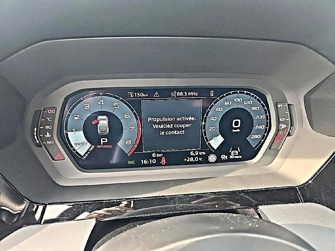 Tableau de bord numérique de l'Audi A3 Sportback 1.5 TFSI gris Daytona, affichage vitesse et compte-tours.