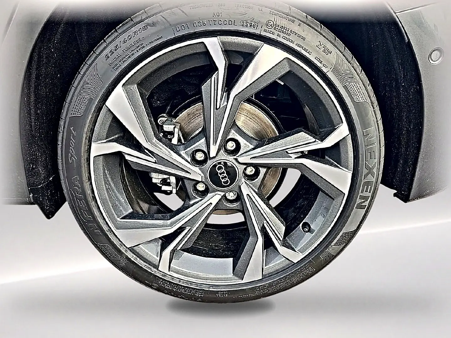 Gros plan sur la jante alu gris graphite 18 pouces de l'Audi A3 Sportback 2026, version S line.