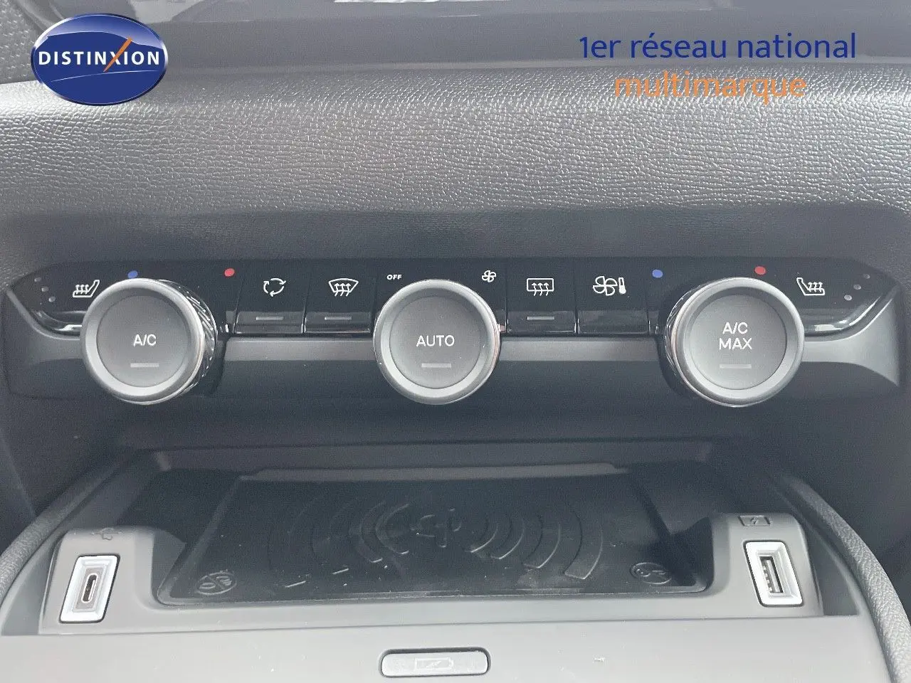 Panneau de commande de climatisation avec trois boutons ronds et ports USB dans l'habitacle d'une Citroën C4 blanche.