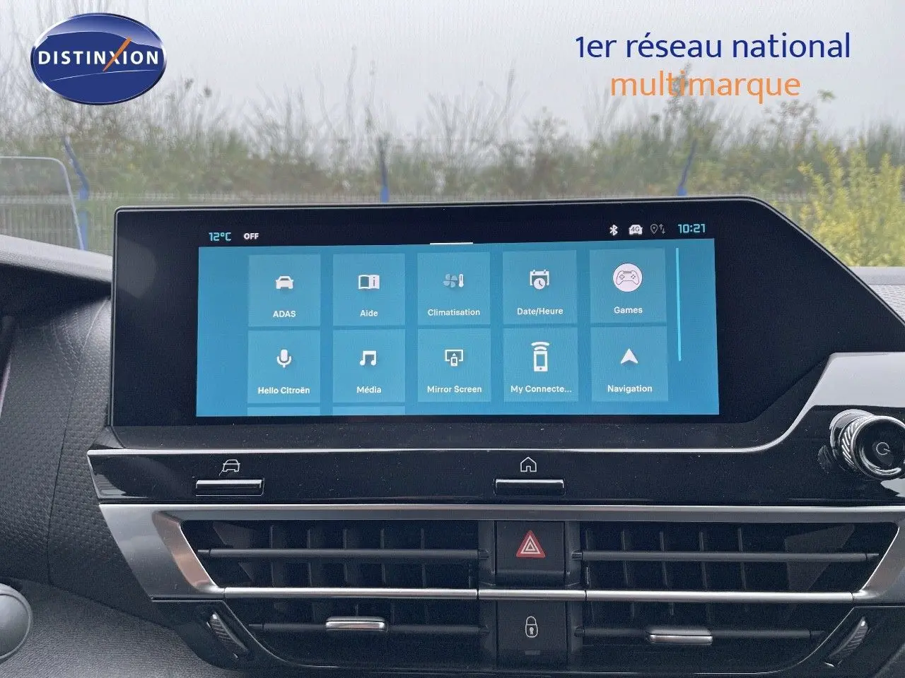 Tableau de bord de Citroën C4 2024 avec écran tactile central affichant les options multimédia et climatisation.