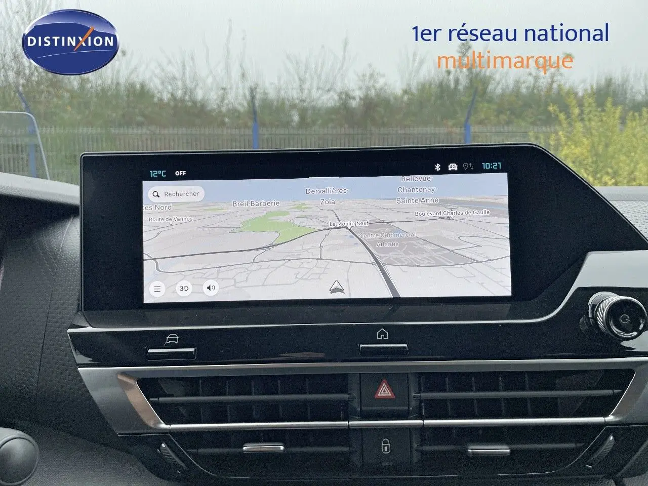 Tableau de bord de Citroën C4 blanc métal 2024 avec écran tactile affichant la navigation GPS en vue frontale.