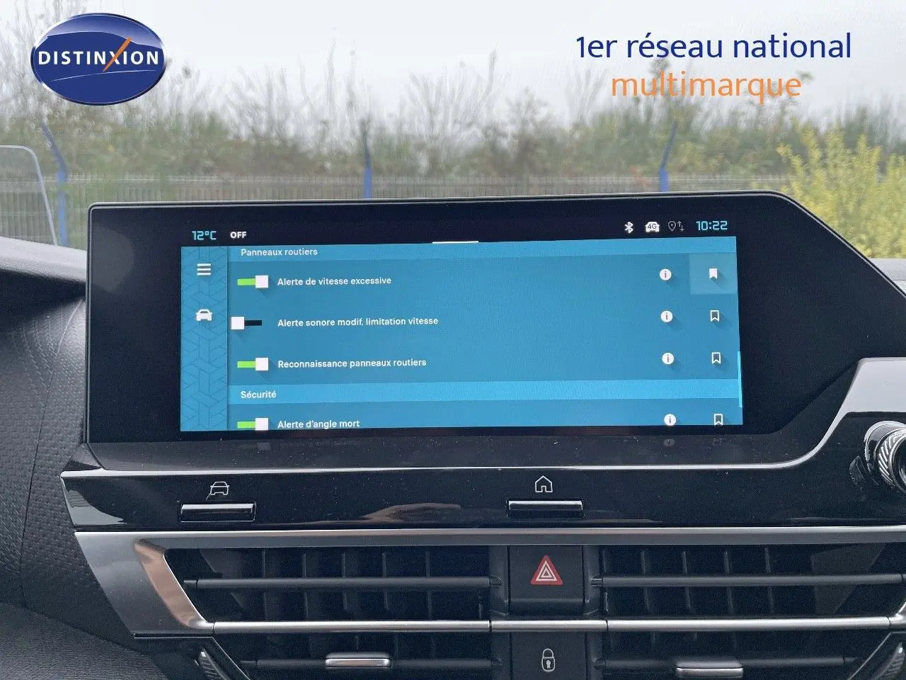 Écran tactile central affichant les alertes de sécurité du tableau de bord d'une Citroën C4 blanche 2024.