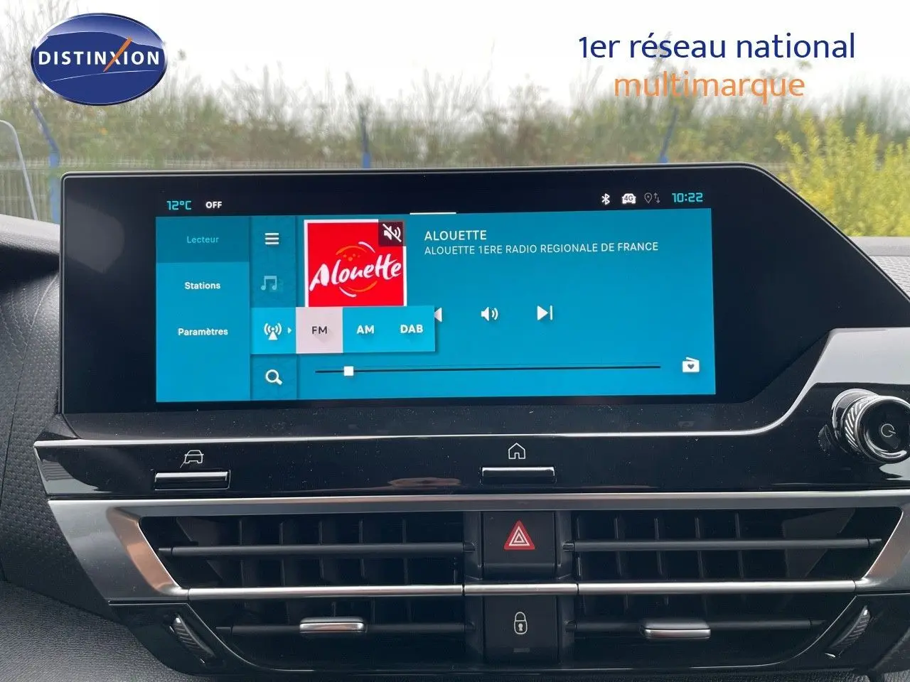 Écran tactile central affichant la radio Alouette dans l'habitacle d'une Citroën C4 blanche métal 2024.
