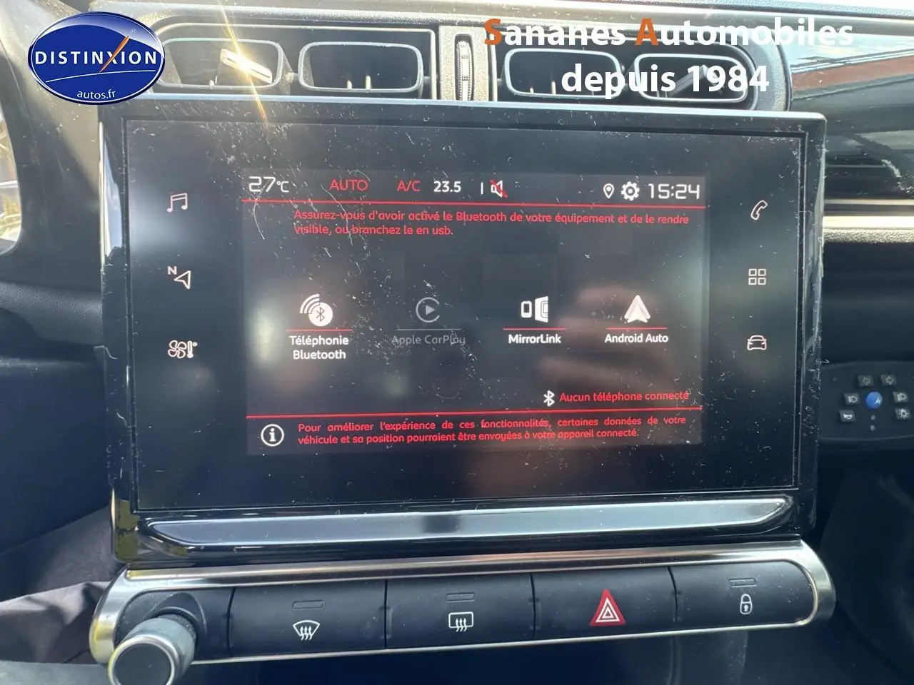 Écran tactile central de la Citroën C3 2023 blanc, affichant les options Bluetooth et Android Auto, vue intérieure rapprochée.