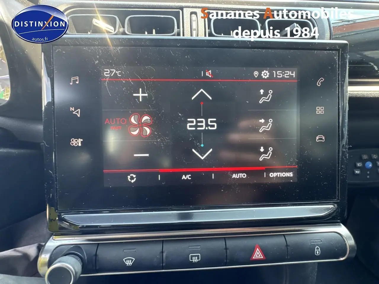 Écran tactile central de la Citroën C3 2023 montrant la climatisation automatique à 23,5°C, intérieur noir.