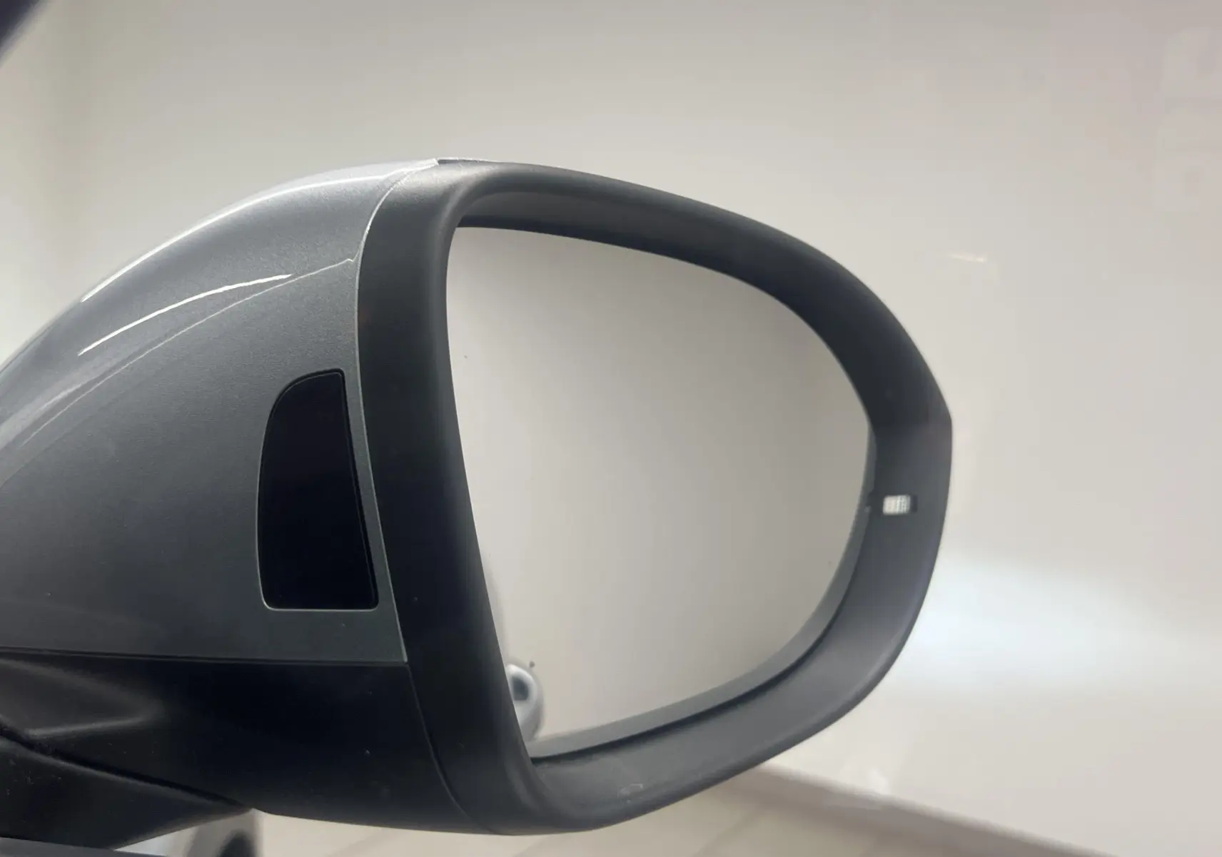 Rétroviseur extérieur côté droit gris pyrite du Volkswagen T-Roc 2024 avec clignotant intégré.