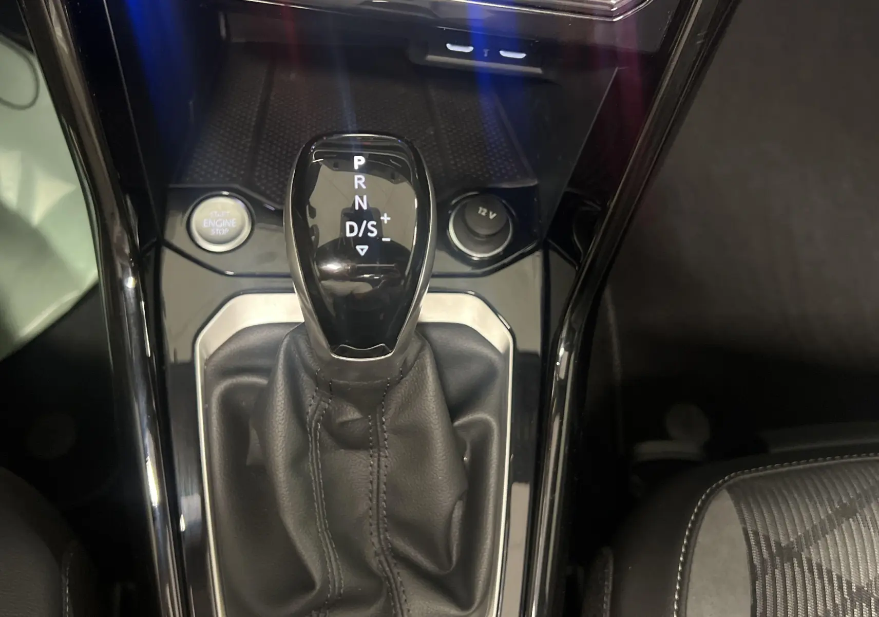 Le levier de vitesses automatique du Volkswagen T-Roc 1.5 TSI 150 DSG7 R-Line vu de dessus avec bouton start/stop.