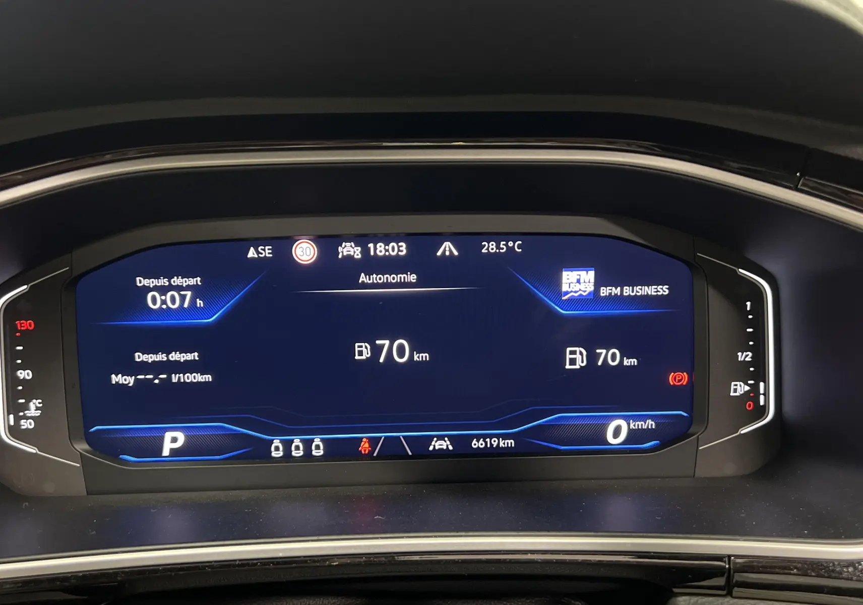 Tableau de bord numérique du Volkswagen T-Roc 2024 affichant autonomie, vitesse et température extérieure.