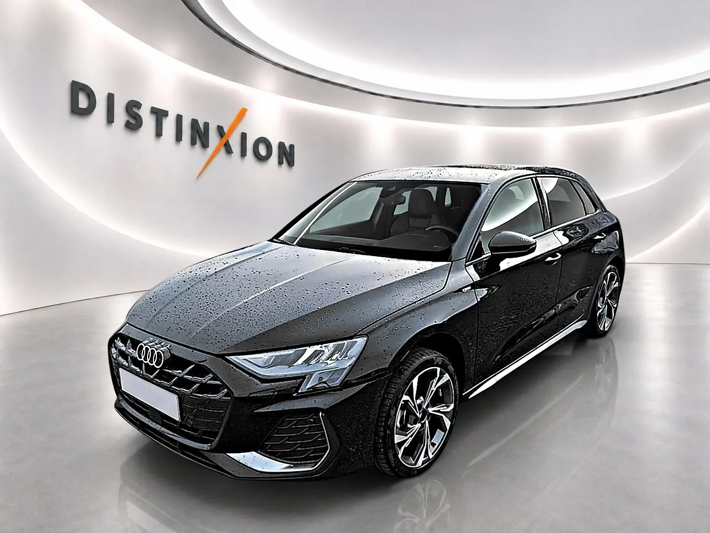Audi A3 Sportback noir Mythos vue 3/4 avant droit avec jantes alu et éclairage LED dans showroom lumineux.