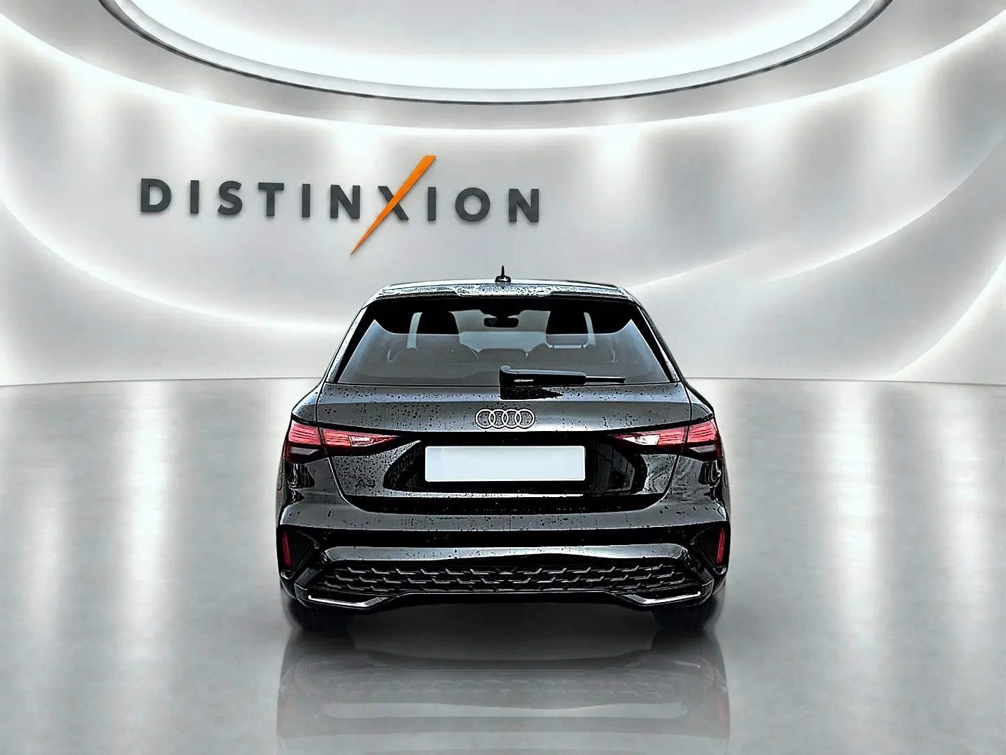 Vue arrière d'une Audi A3 Sportback noir mythos 2026 avec feux arrière LED et becquet distinctif.