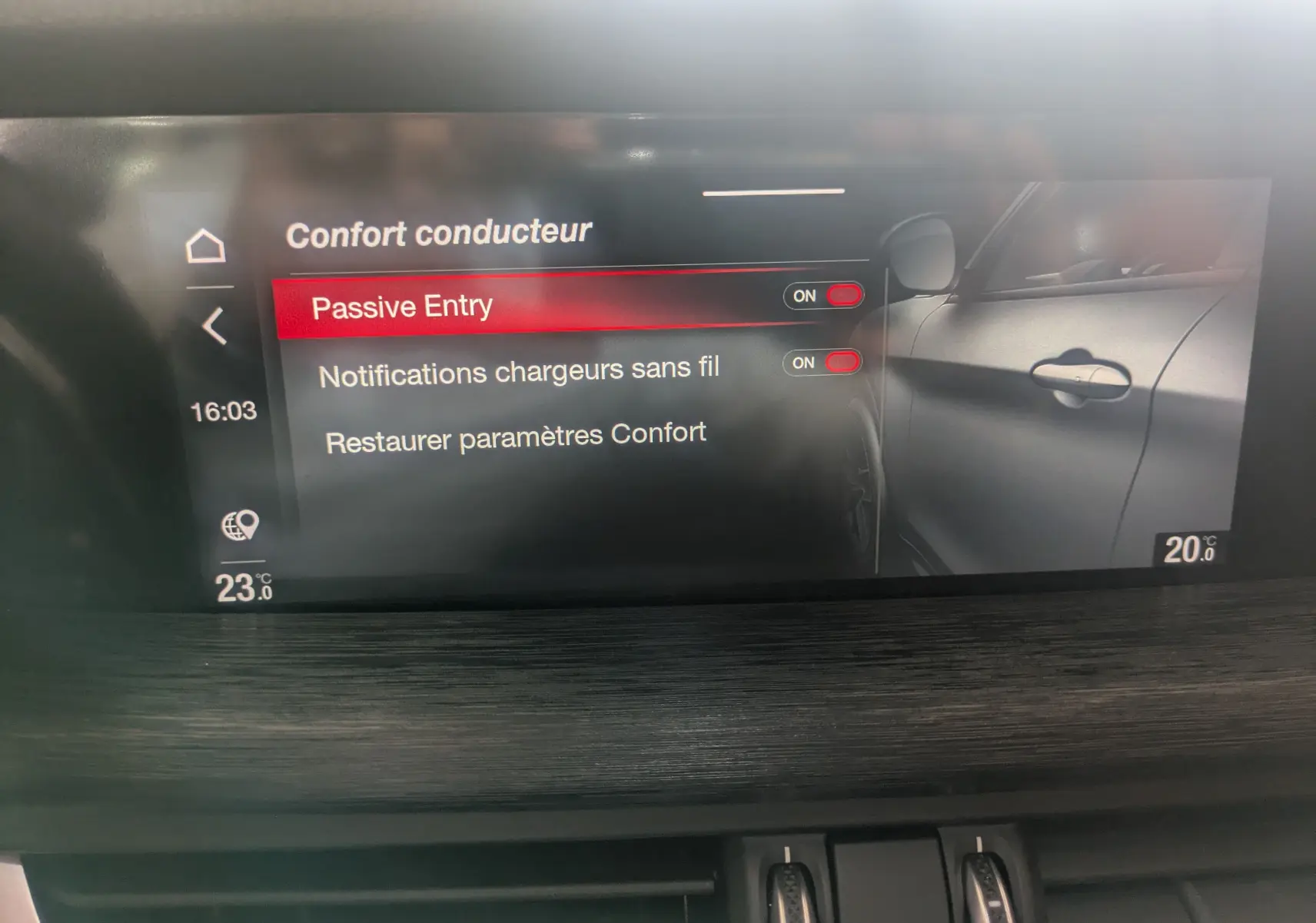 Écran tactile intérieur de l'Alfa Romeo Stelvio blanc 2023 affichant les réglages de confort conducteur.