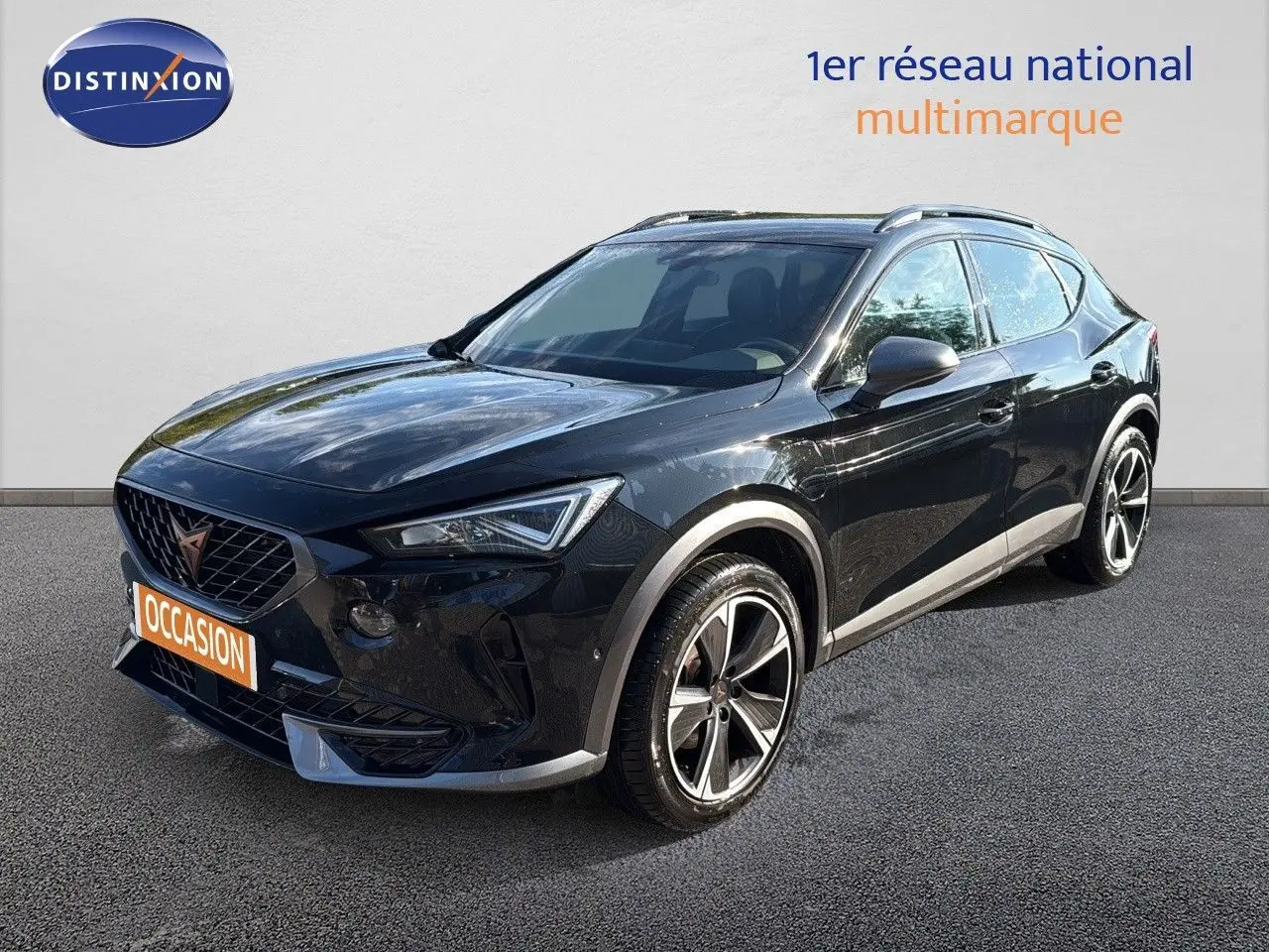 CUPRA Formentor noir minuit métal en 3/4 avant droit, SUV hybride rechargeable avec jantes bi-ton et calandre distinctive.