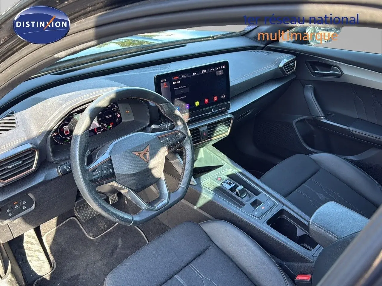 Intérieur noir du CUPRA Formentor 1.4 E-HYBRID 2023, vue côté conducteur, volant multifonction et écran tactile central.