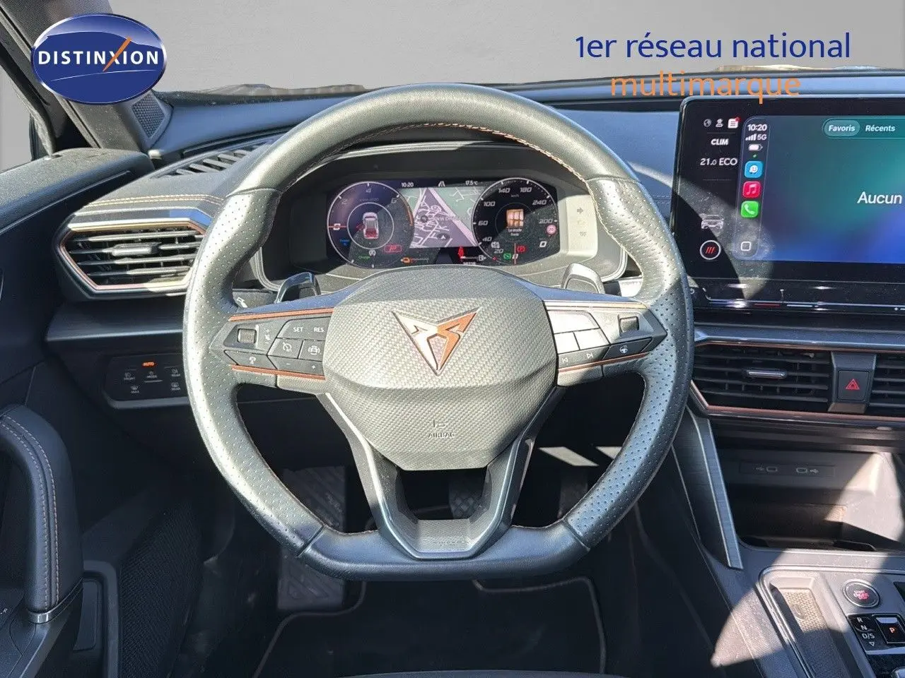 Vue rapprochée du volant multifonction noir avec logo CUPRA et tableau de bord numérique du Formentor 1.4 E-HYBRID 2023.