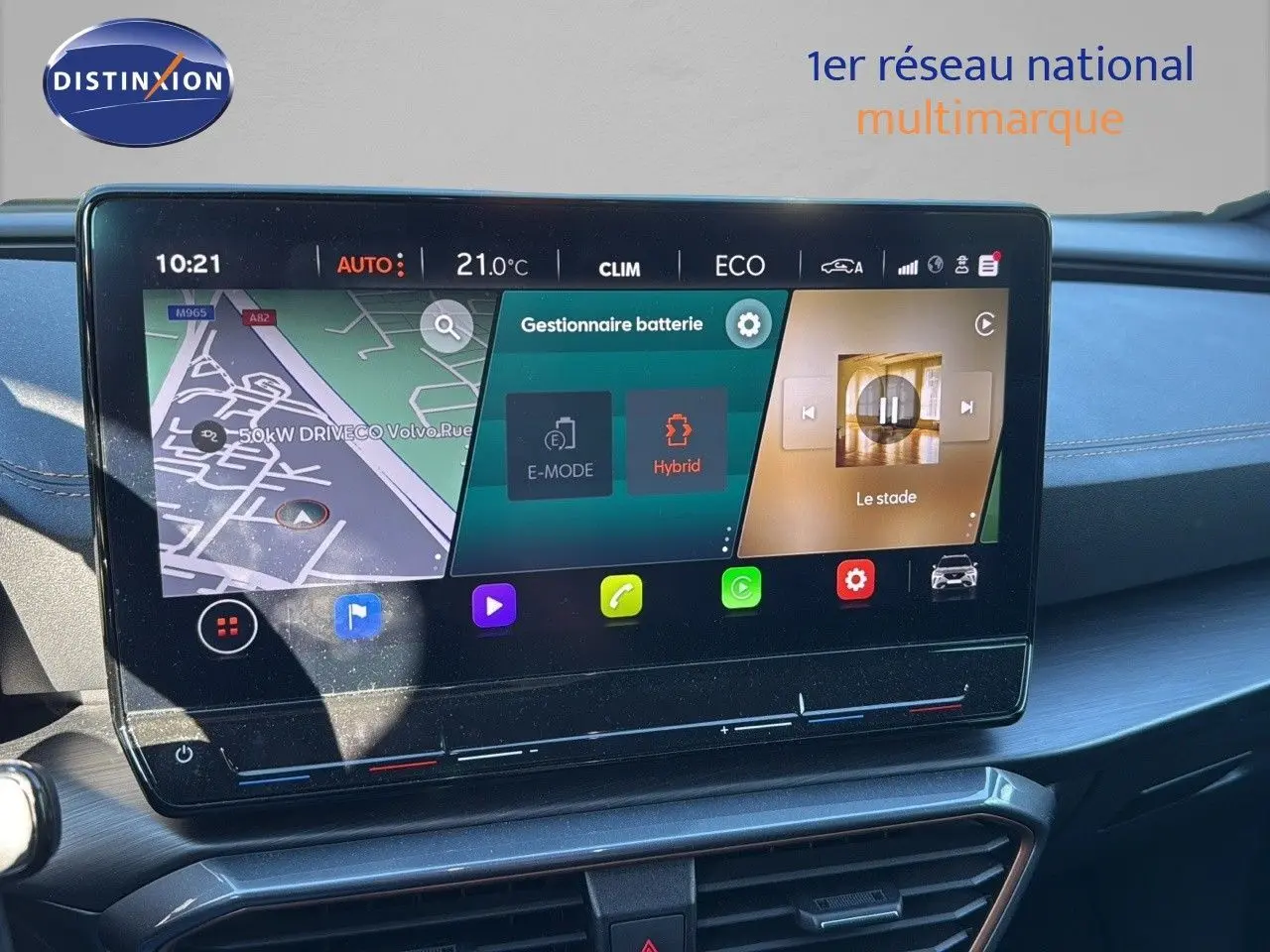 Écran tactile central du tableau de bord de la CUPRA Formentor 1.4 E-HYBRID 2023, affichant gestion batterie et navigation.