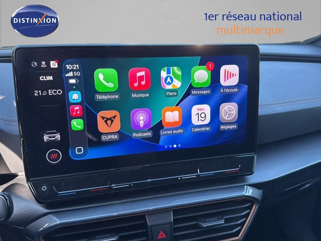 Écran tactile central affichant les applications Apple CarPlay dans l’habitacle du CUPRA Formentor noir, vue de face.