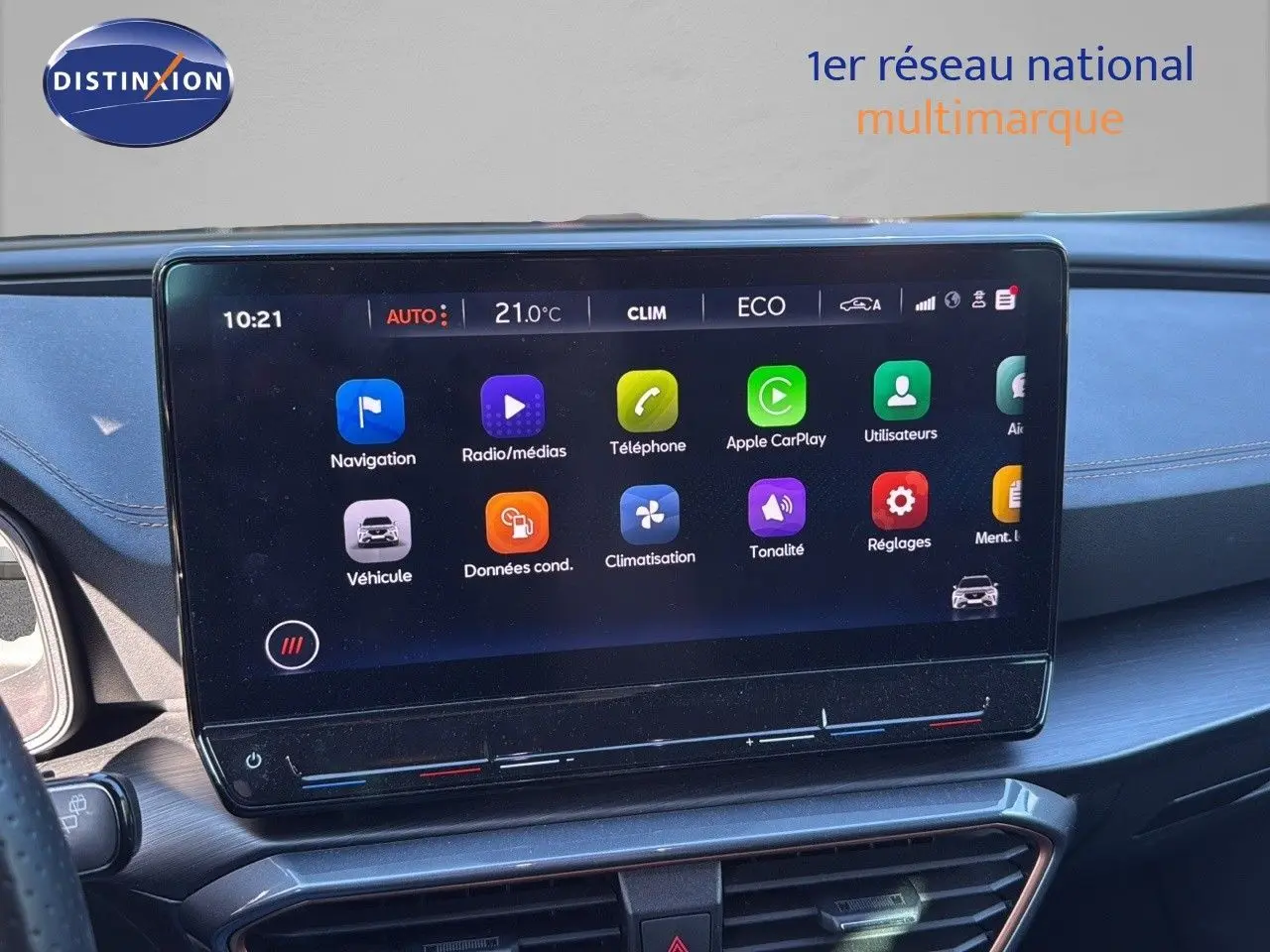Écran tactile central du tableau de bord de la CUPRA Formentor 1.4 E-HYBRID 2023, affichant les options multimédia et climatisation.