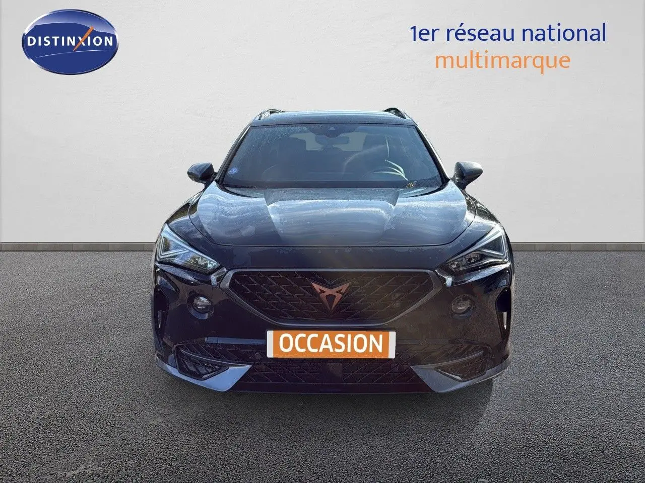 Vue frontale d'un CUPRA Formentor noir minuit métal avec calandre marquée et plaque "OCCASION" visible.