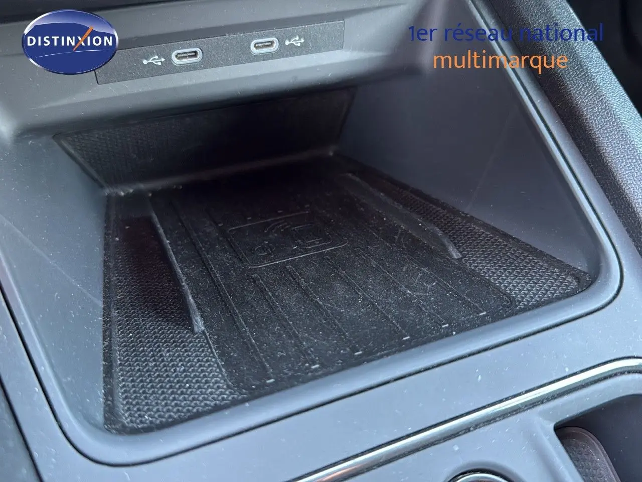 Gros plan sur le compartiment de recharge sans fil avec ports USB du CUPRA Formentor noir minuit, intérieur avant.