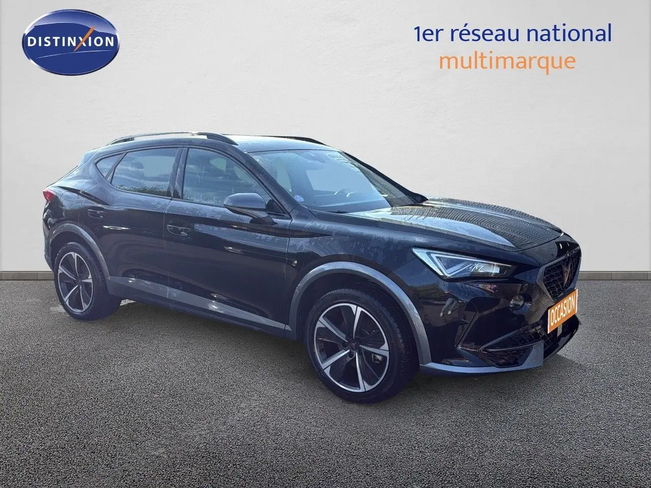 Vue 3/4 avant droite d’un CUPRA Formentor noir minuit métal avec jantes bi-ton et calandre distinctive.