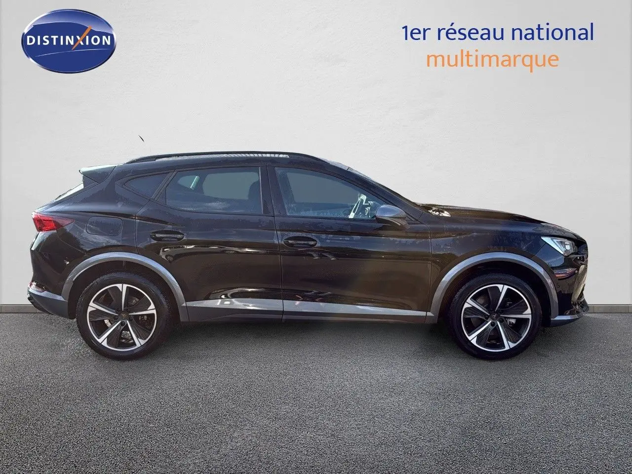 Vue de profil côté gauche d’un CUPRA Formentor noir minuit métal, SUV hybride rechargeable avec jantes bi-ton et lignes dynamiques.