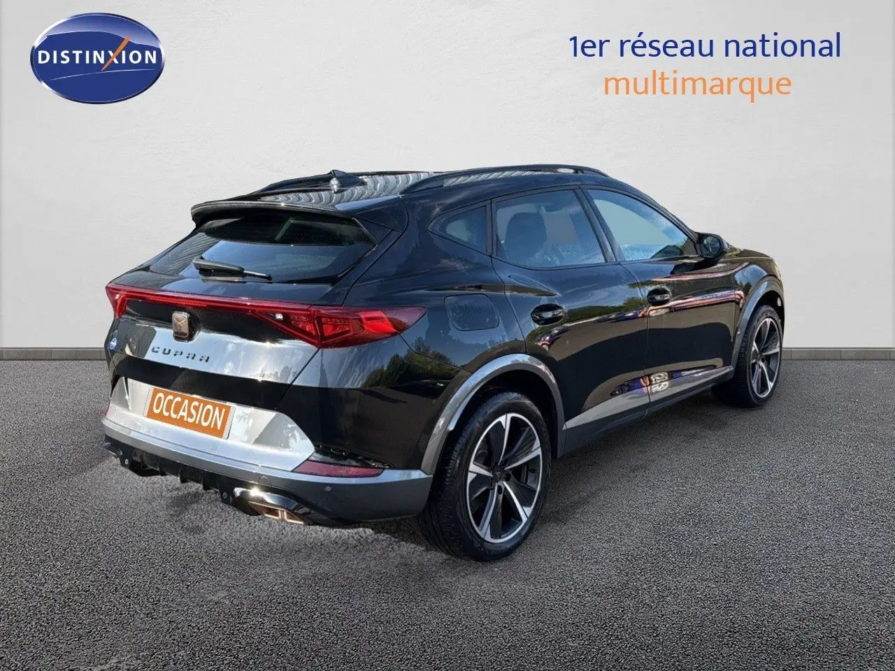 Vue 3/4 arrière droite d'une CUPRA Formentor noir minuit métal avec jantes bi-ton et feux arrière LED distinctifs.