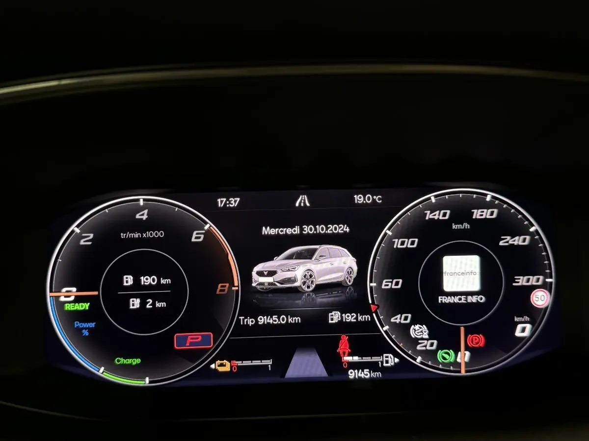 Combiné d'instruments digital de la CUPRA Leon Sportstourer gris, affichant vitesse, régime et autonomie en vue frontale.