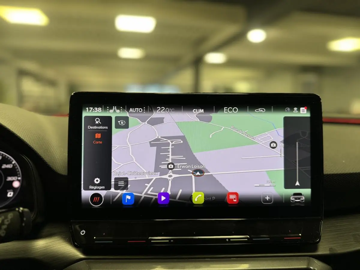 Écran tactile central affichant la navigation 3D du CUPRA Leon Sportstourer 2024, vue intérieure avant.